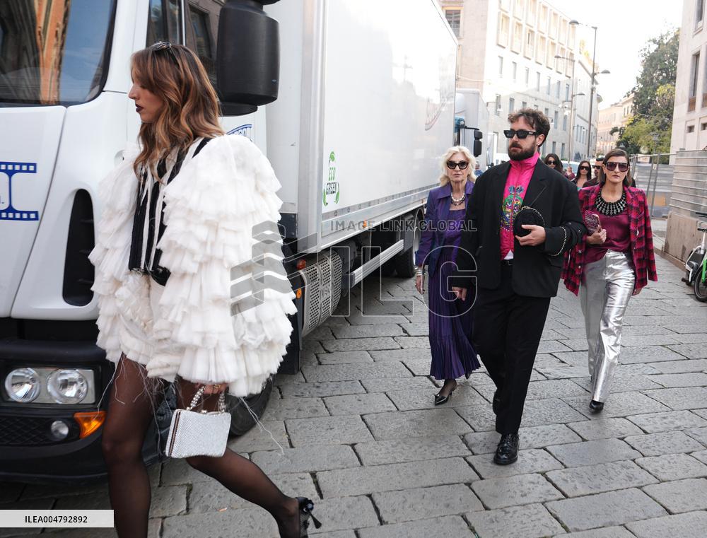 Extras Arrive For The Devil Wears Prada 2 - Milan
