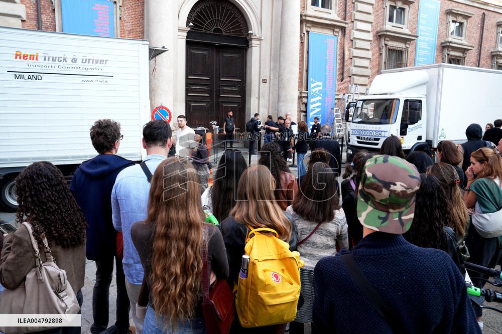 Extras Arrive For The Devil Wears Prada 2 - Milan