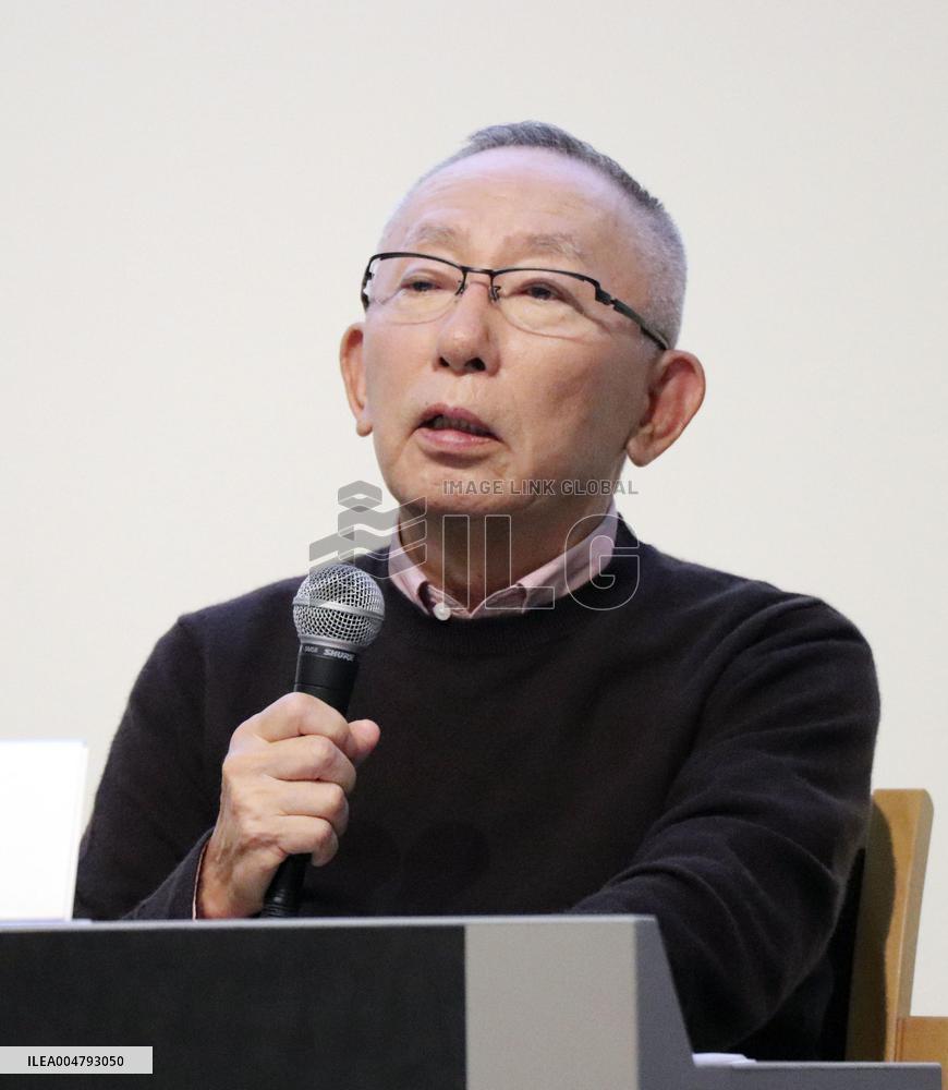 Fast Retailing head Yanai meets press on earnings