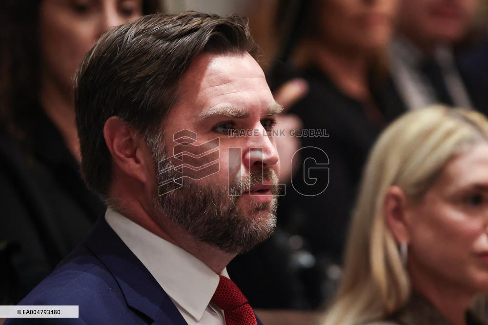 DC: President Trump Holds Cabinet Meeting