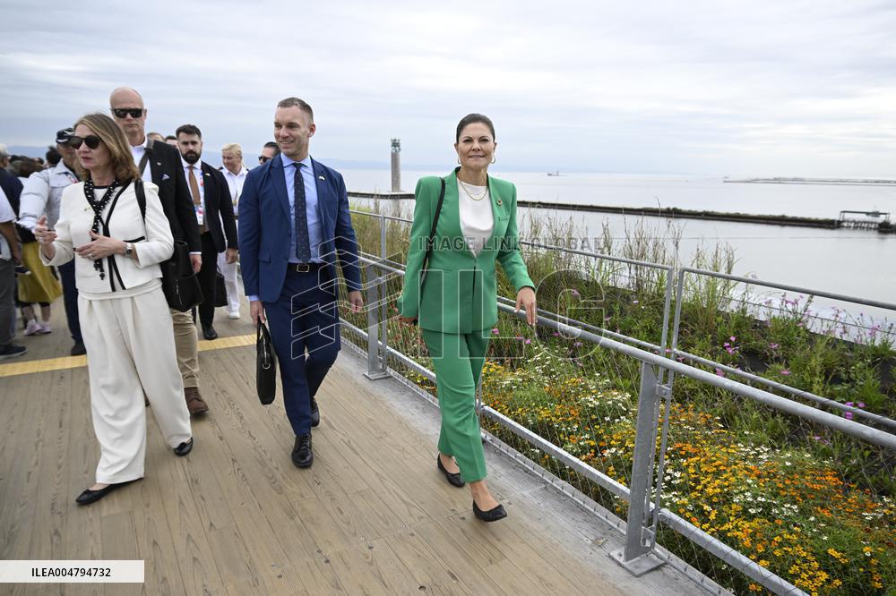 CROWN PRINCESS IN OSAKA