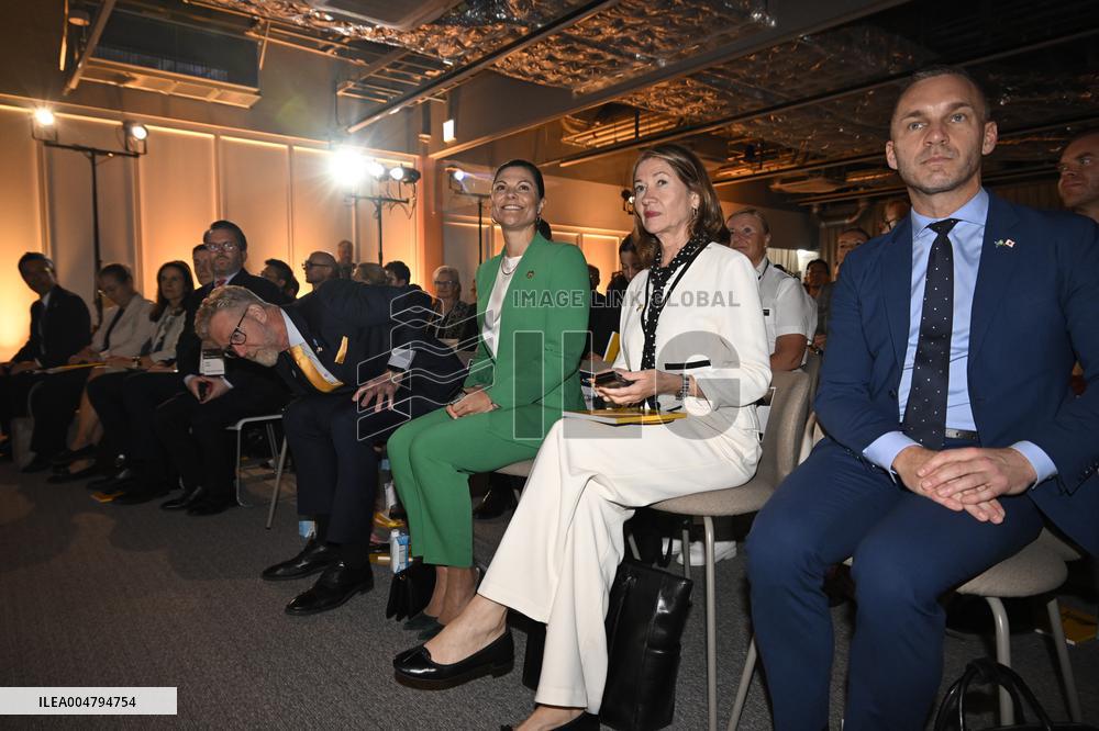 CROWN PRINCESS IN OSAKA