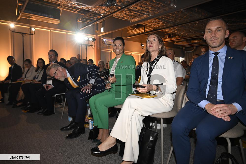 CROWN PRINCESS IN OSAKA