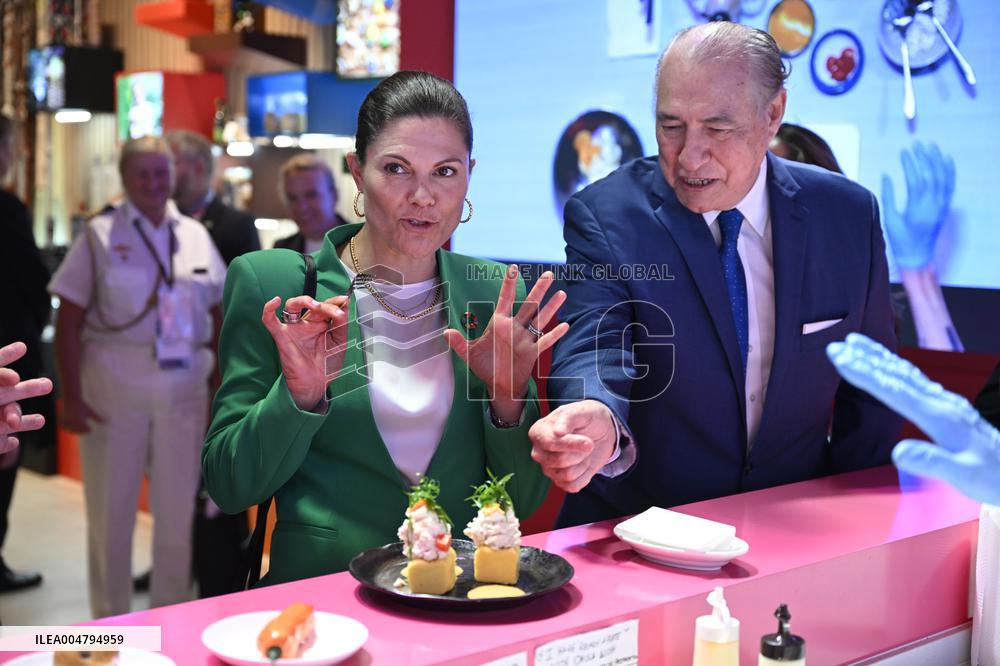 CROWN PRINCESS IN OSAKA