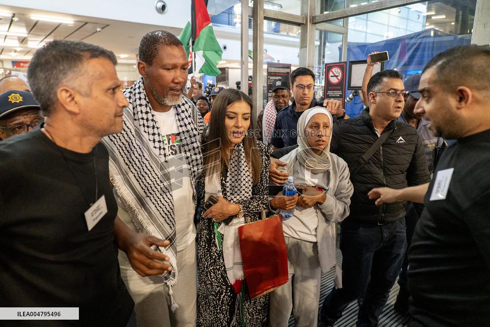 Mandla Mandela And Wife At Airport - Johannesburg