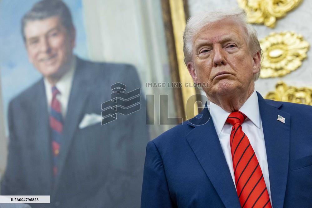 US President Donald Trump announces a drug pricing deal during a press conference in the Oval Office