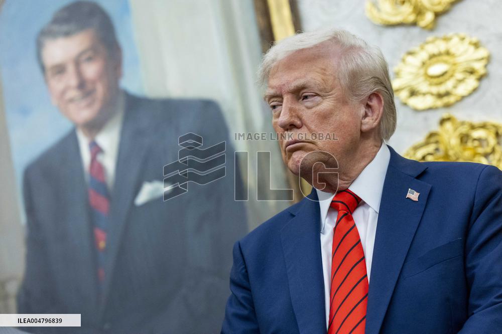 US President Donald Trump announces a drug pricing deal during a press conference in the Oval Office