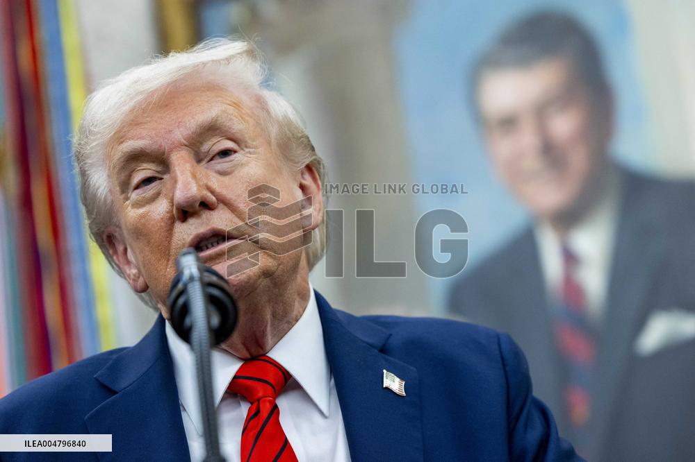 US President Donald Trump announces a drug pricing deal during a press conference in the Oval Office