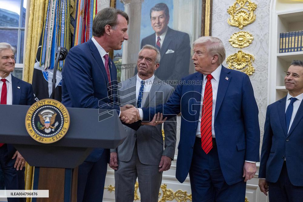 US President Donald Trump announces a drug pricing deal during a press conference in the Oval Office