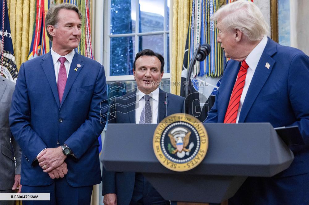 US President Donald Trump announces a drug pricing deal during a press conference in the Oval Office
