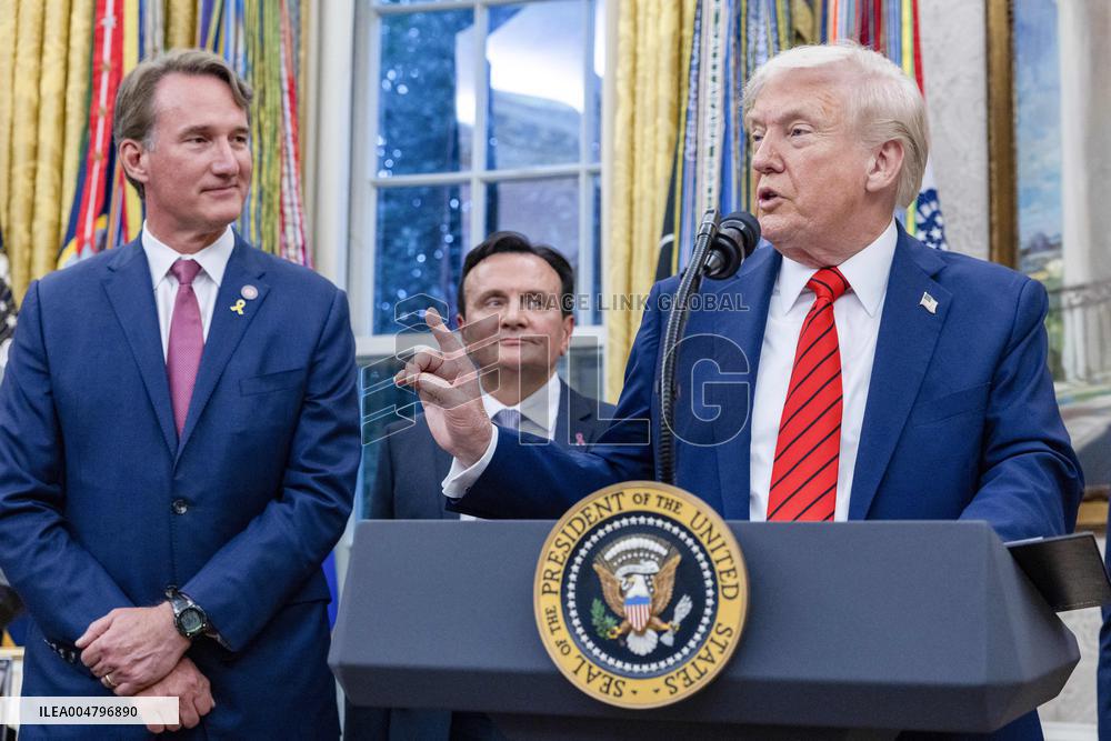 US President Donald Trump announces a drug pricing deal during a press conference in the Oval Office