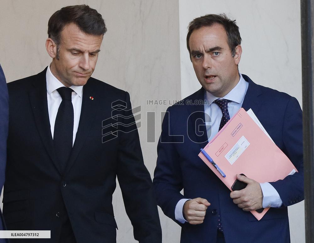 Macron Welcomes Zelensky - Paris