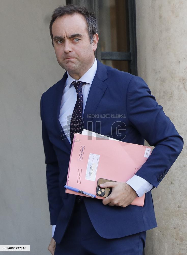 Macron Welcomes Zelensky - Paris