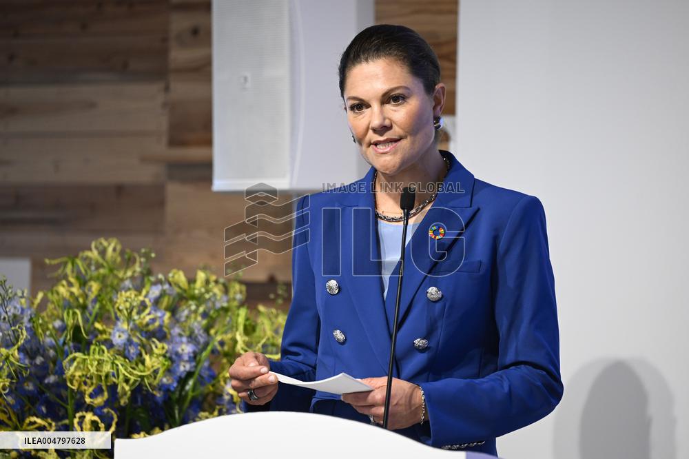 CROWN PRINCESS IN OSAKA