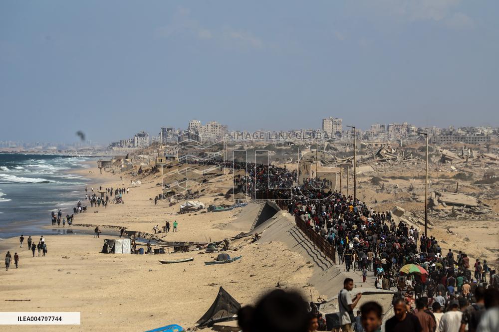Palestinians Returning to Gaza City - Palestine