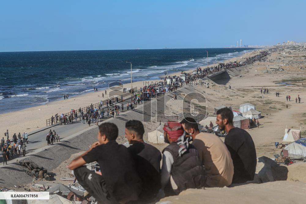 Palestinians Returning to Gaza City - Palestine