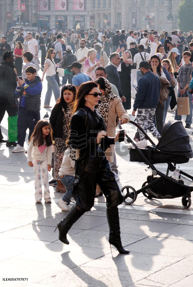 Anne Hathaway filming The Devil Wears Prada 2 in Milan - Italy