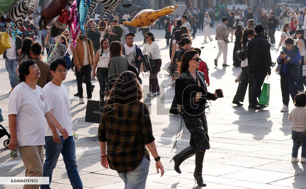 Anne Hathaway filming The Devil Wears Prada 2 in Milan - Italy