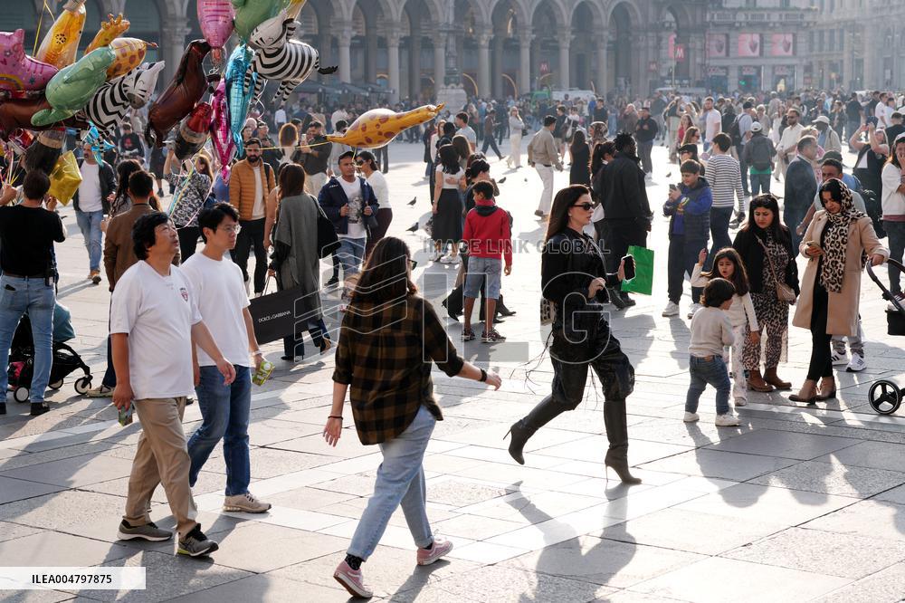 Anne Hathaway filming The Devil Wears Prada 2 in Milan - Italy