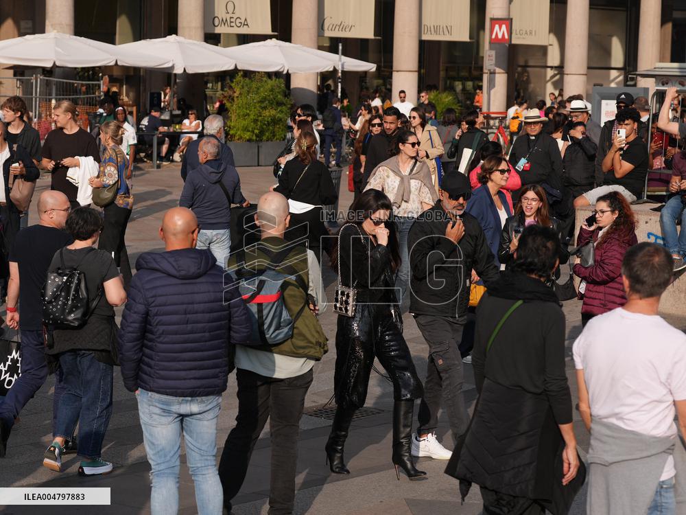 Anne Hathaway filming The Devil Wears Prada 2 in Milan - Italy