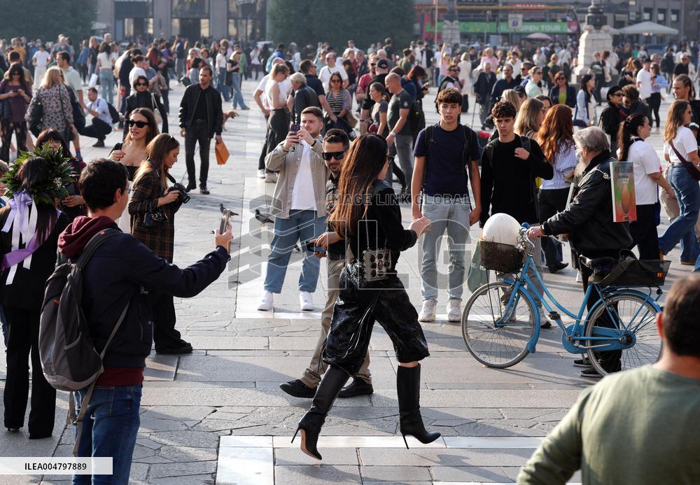 Anne Hathaway filming The Devil Wears Prada 2 in Milan - Italy