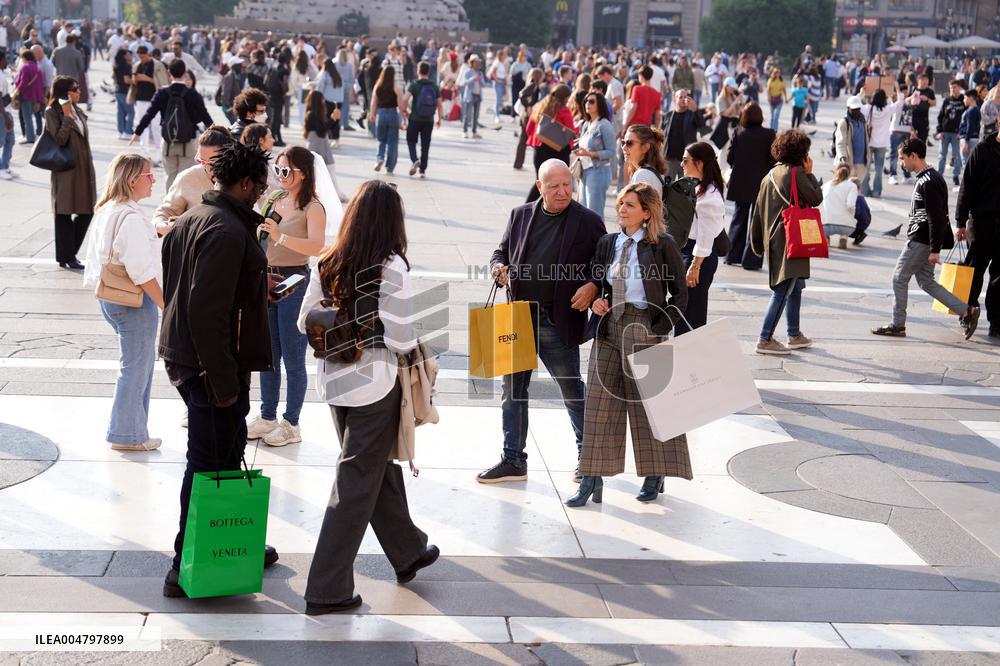 Anne Hathaway filming The Devil Wears Prada 2 in Milan - Italy