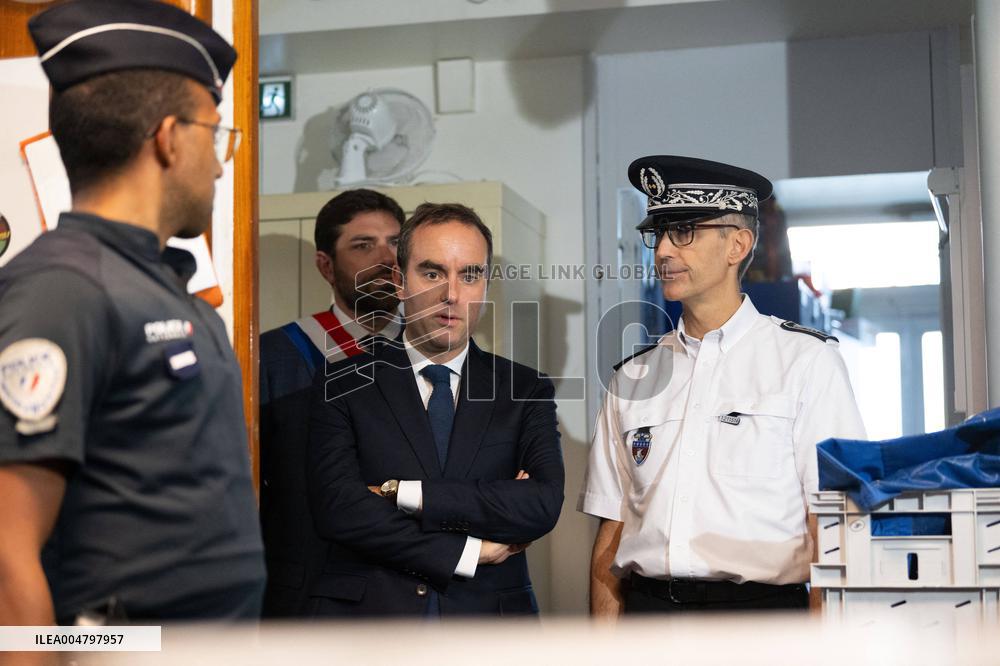 French PM Sebastien Lecornu Visits A Police Station - Hay-les-Roses