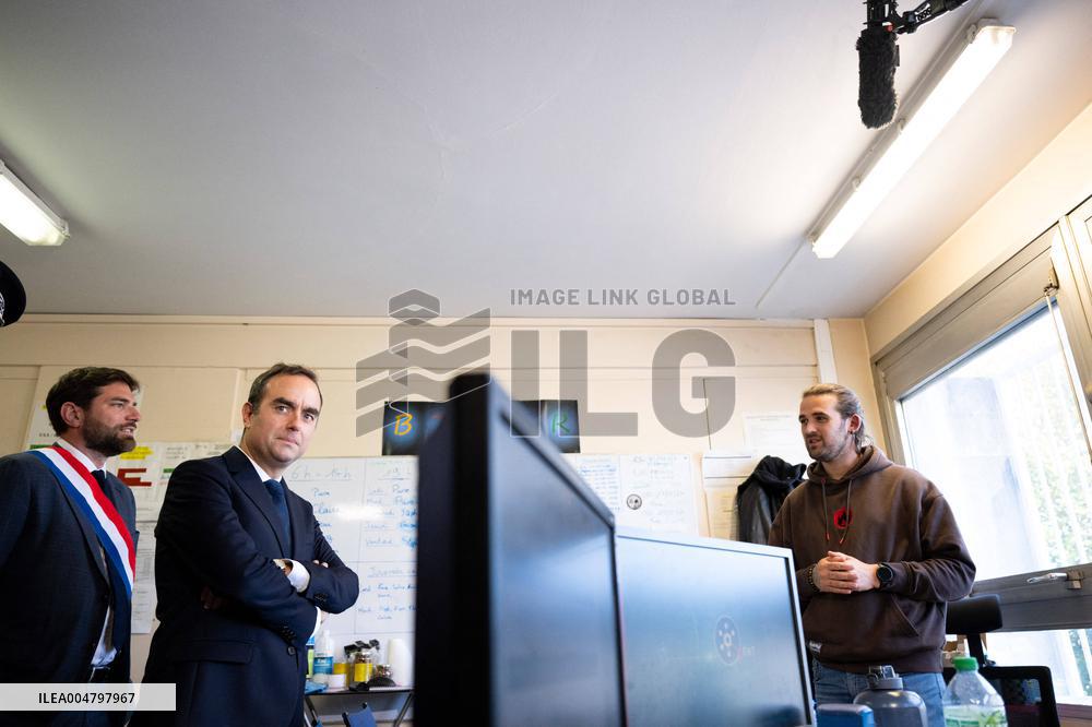 French PM Sebastien Lecornu Visits A Police Station - Hay-les-Roses