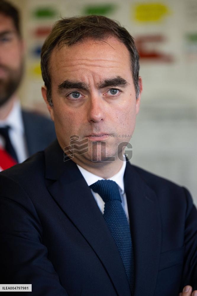 French PM Sebastien Lecornu Visits A Police Station - Hay-les-Roses