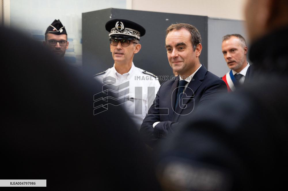 French PM Sebastien Lecornu Visits A Police Station - Hay-les-Roses