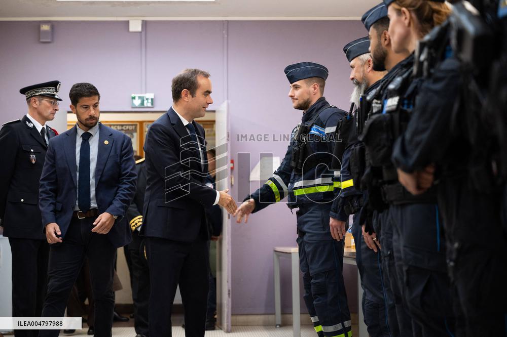 French PM Sebastien Lecornu Visits A Police Station - Hay-les-Roses