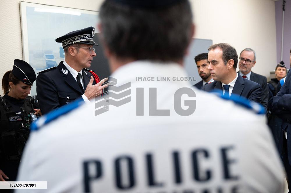 French PM Sebastien Lecornu Visits A Police Station - Hay-les-Roses