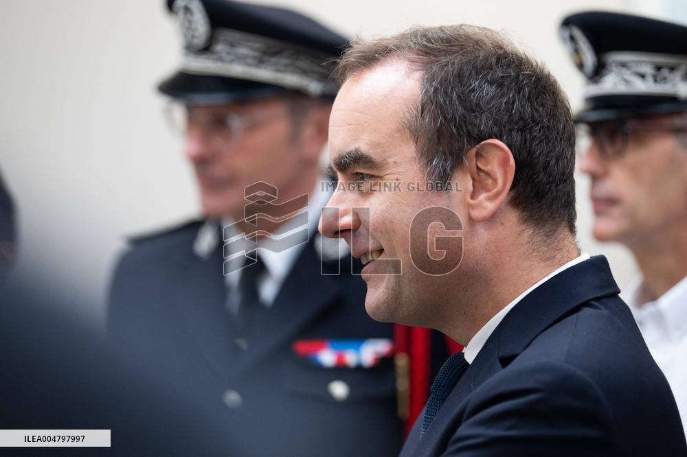 French PM Sebastien Lecornu Visits A Police Station - Hay-les-Roses