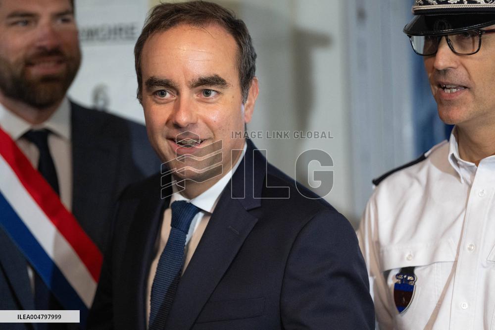 French PM Sebastien Lecornu Visits A Police Station - Hay-les-Roses