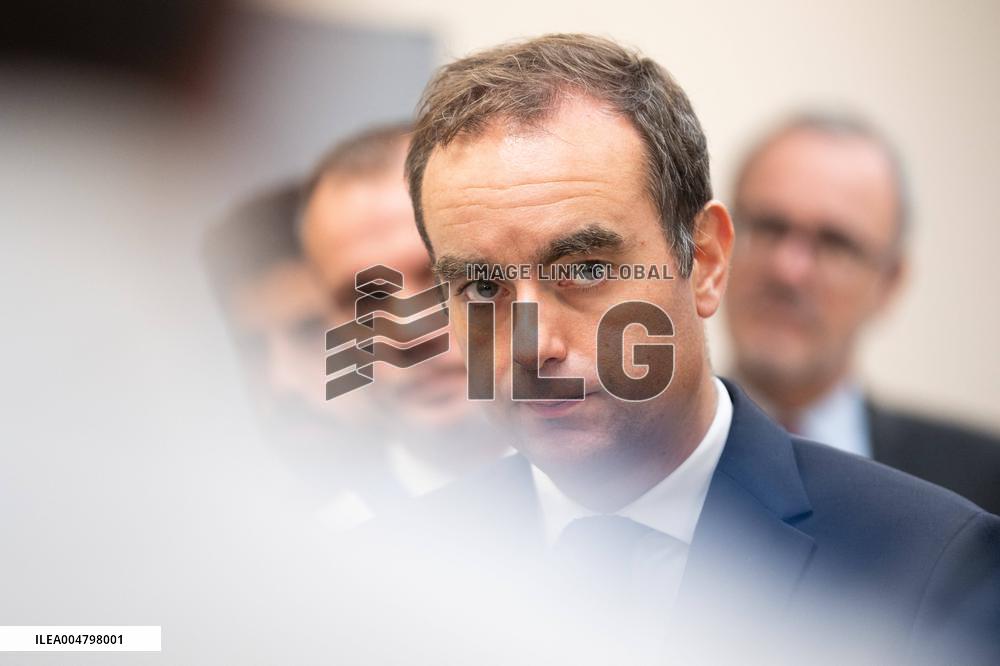 French PM Sebastien Lecornu Visits A Police Station - Hay-les-Roses