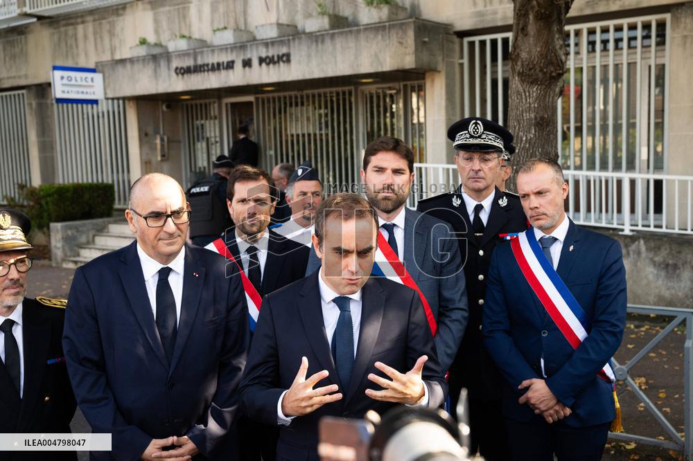 French PM Sebastien Lecornu Visits A Police Station - Hay-les-Roses