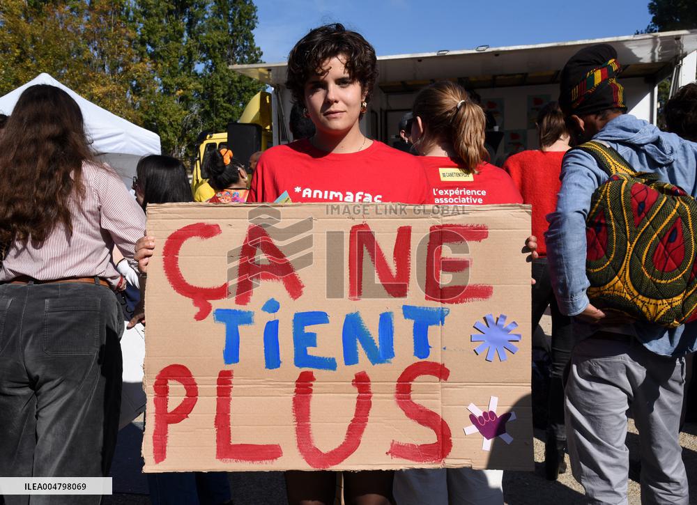 Mobilization Of Associations Against Budget Cuts - Paris