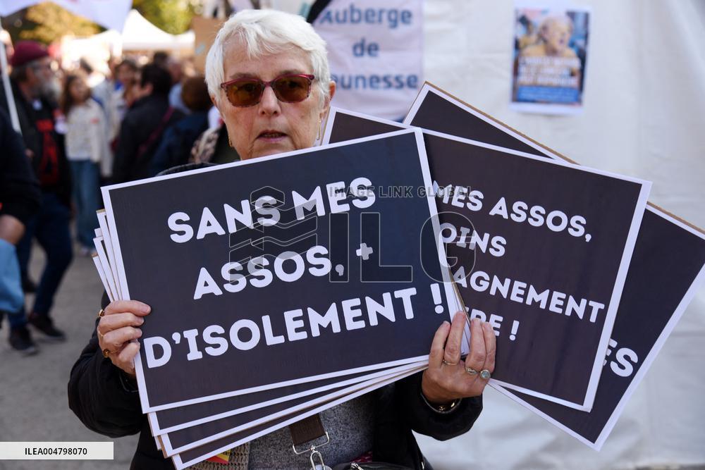 Mobilization Of Associations Against Budget Cuts - Paris