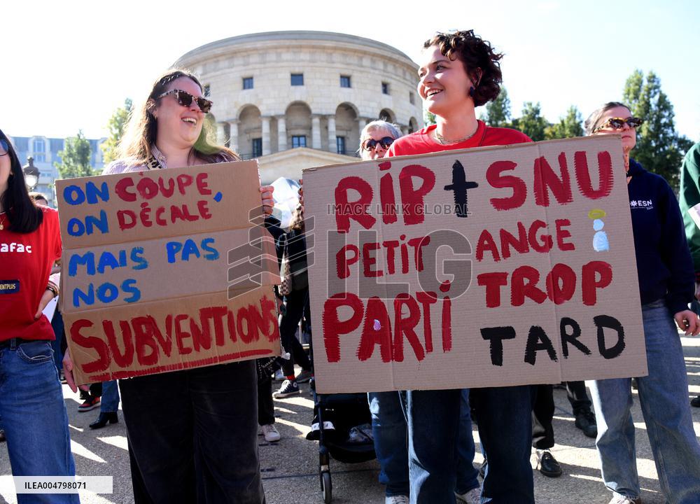 Mobilization Of Associations Against Budget Cuts - Paris