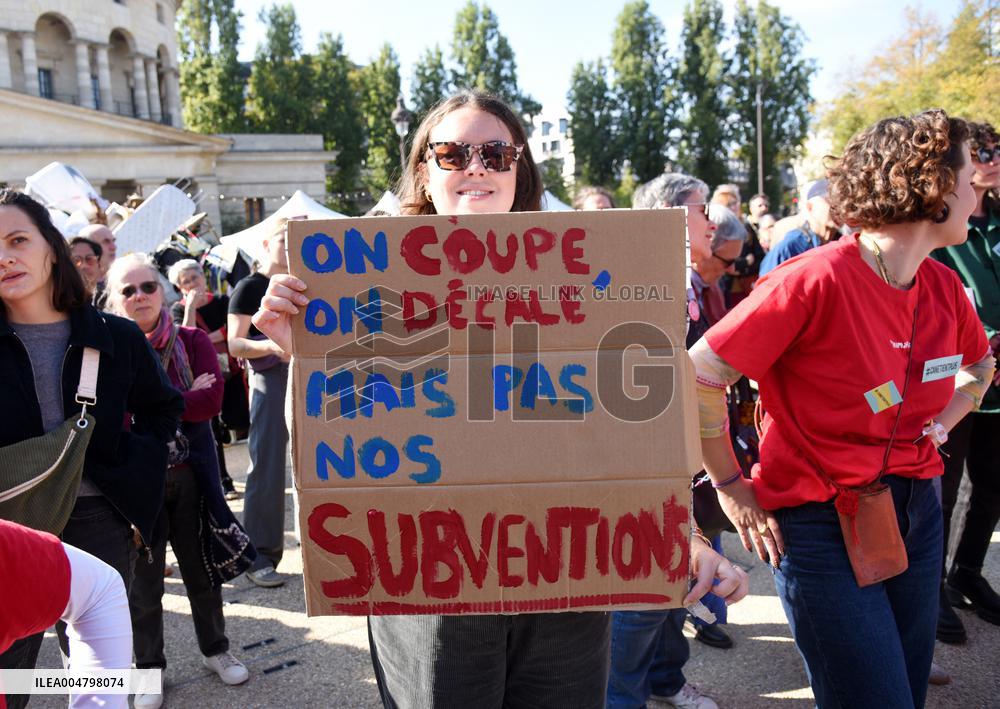 Mobilization Of Associations Against Budget Cuts - Paris