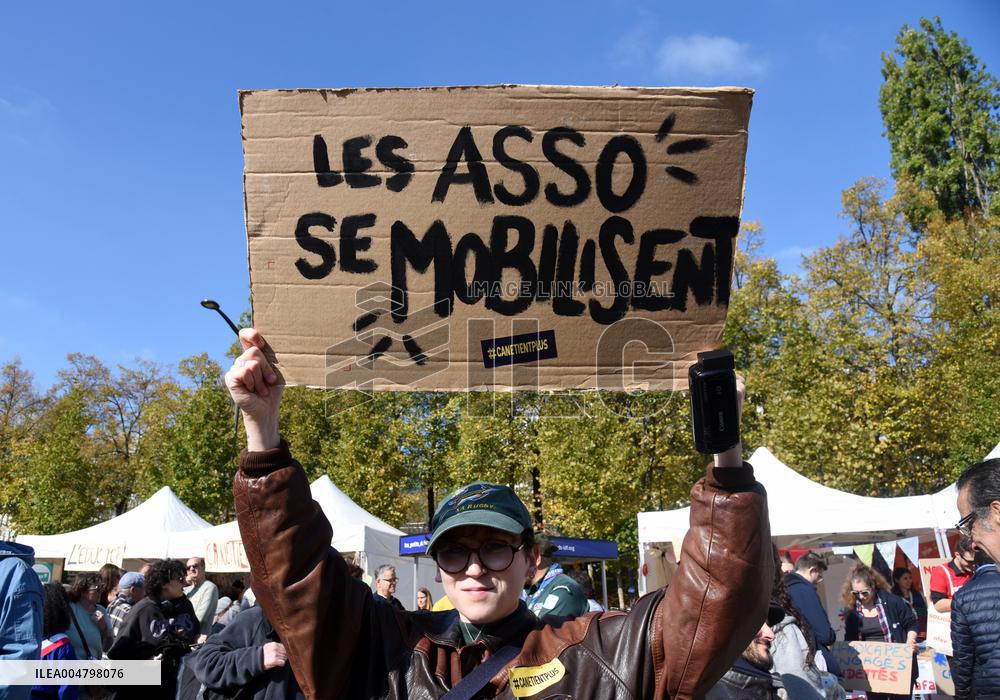 Mobilization Of Associations Against Budget Cuts - Paris