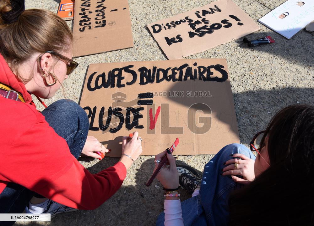 Mobilization Of Associations Against Budget Cuts - Paris