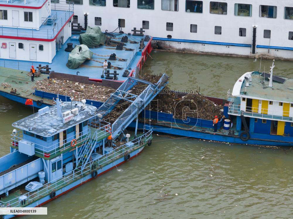 Three Gorges Zigui Port Float Cleaning