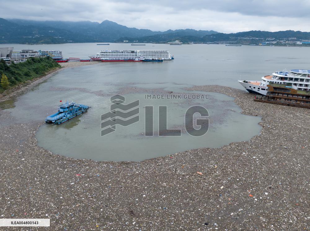 Three Gorges Zigui Port Float Cleaning