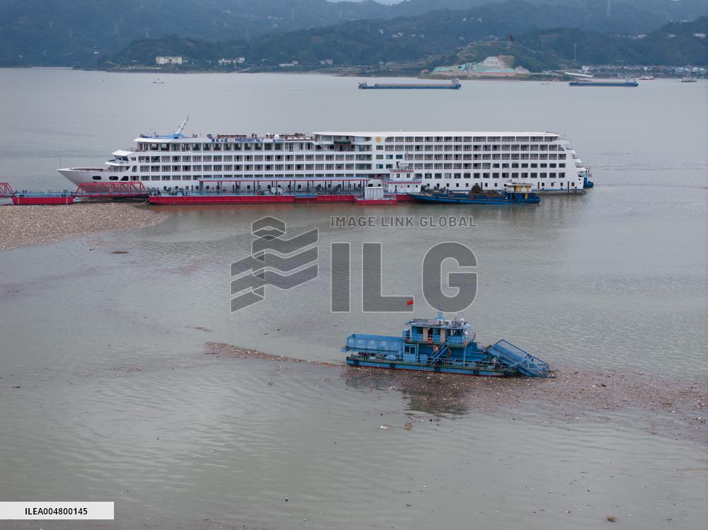Three Gorges Zigui Port Float Cleaning