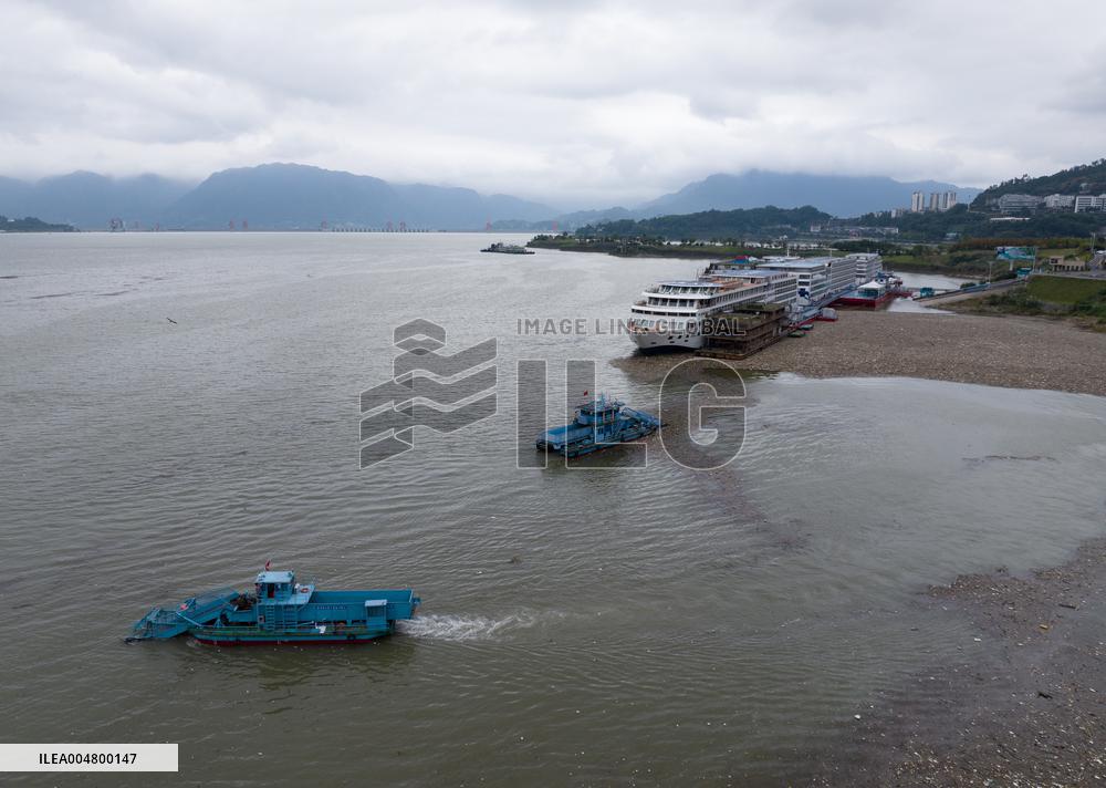 Three Gorges Zigui Port Float Cleaning