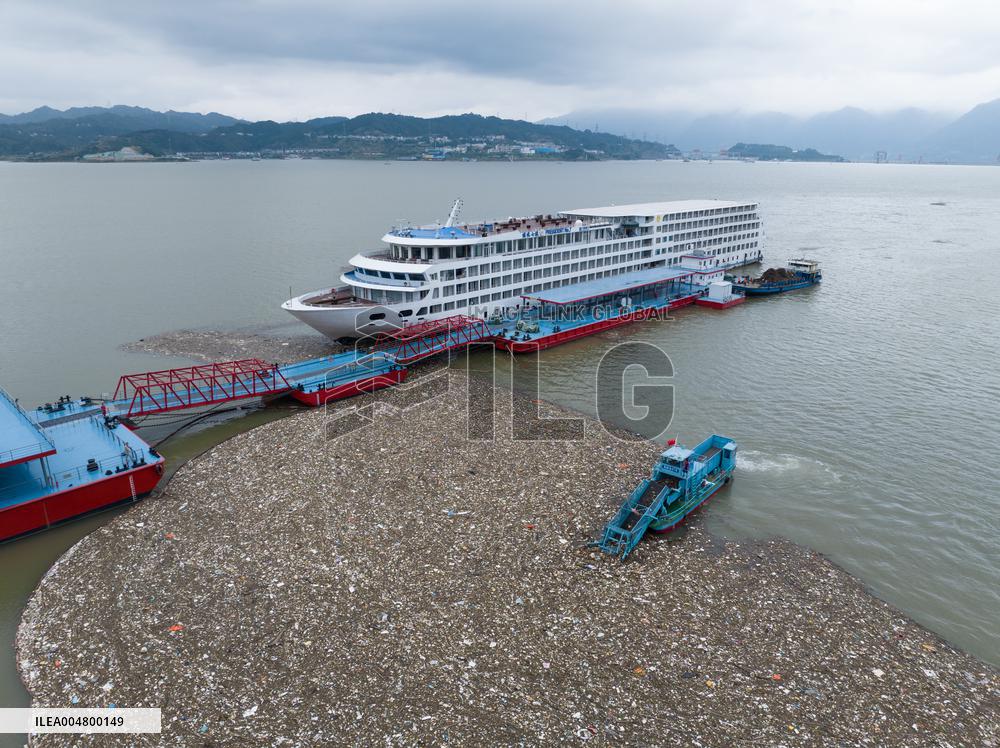 Three Gorges Zigui Port Float Cleaning