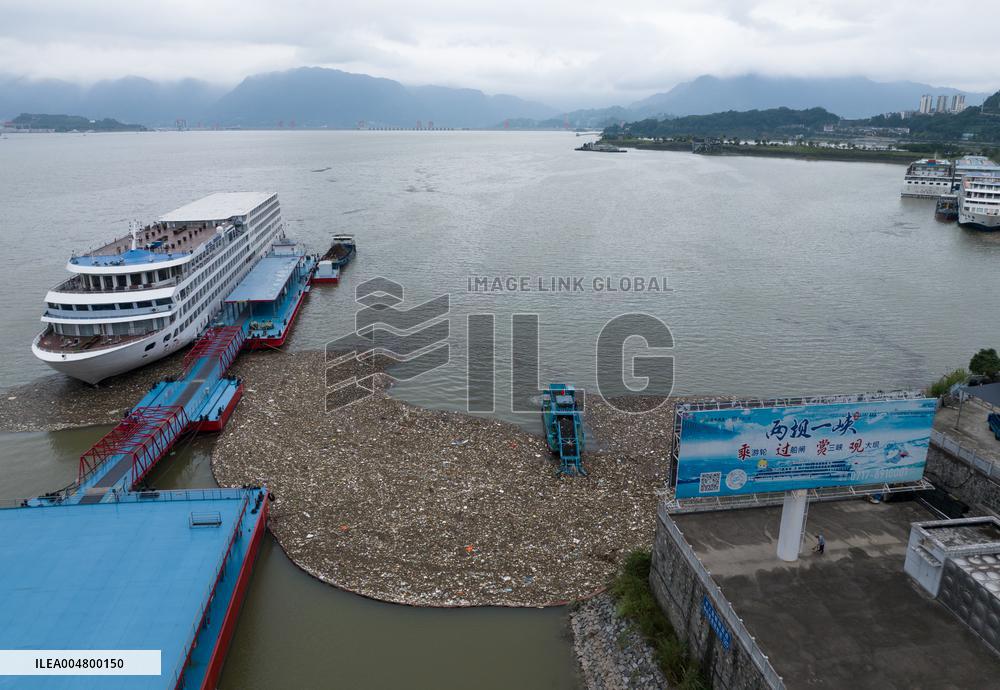 Three Gorges Zigui Port Float Cleaning