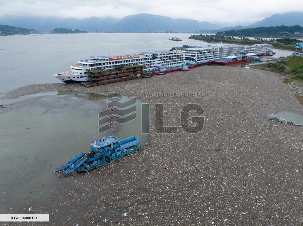 Three Gorges Zigui Port Float Cleaning