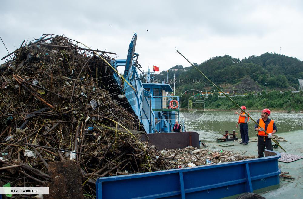 Three Gorges Zigui Port Float Cleaning